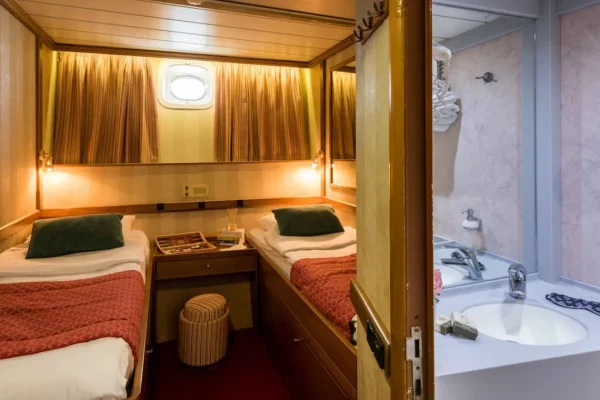 Motorsailer Panorama Cabins