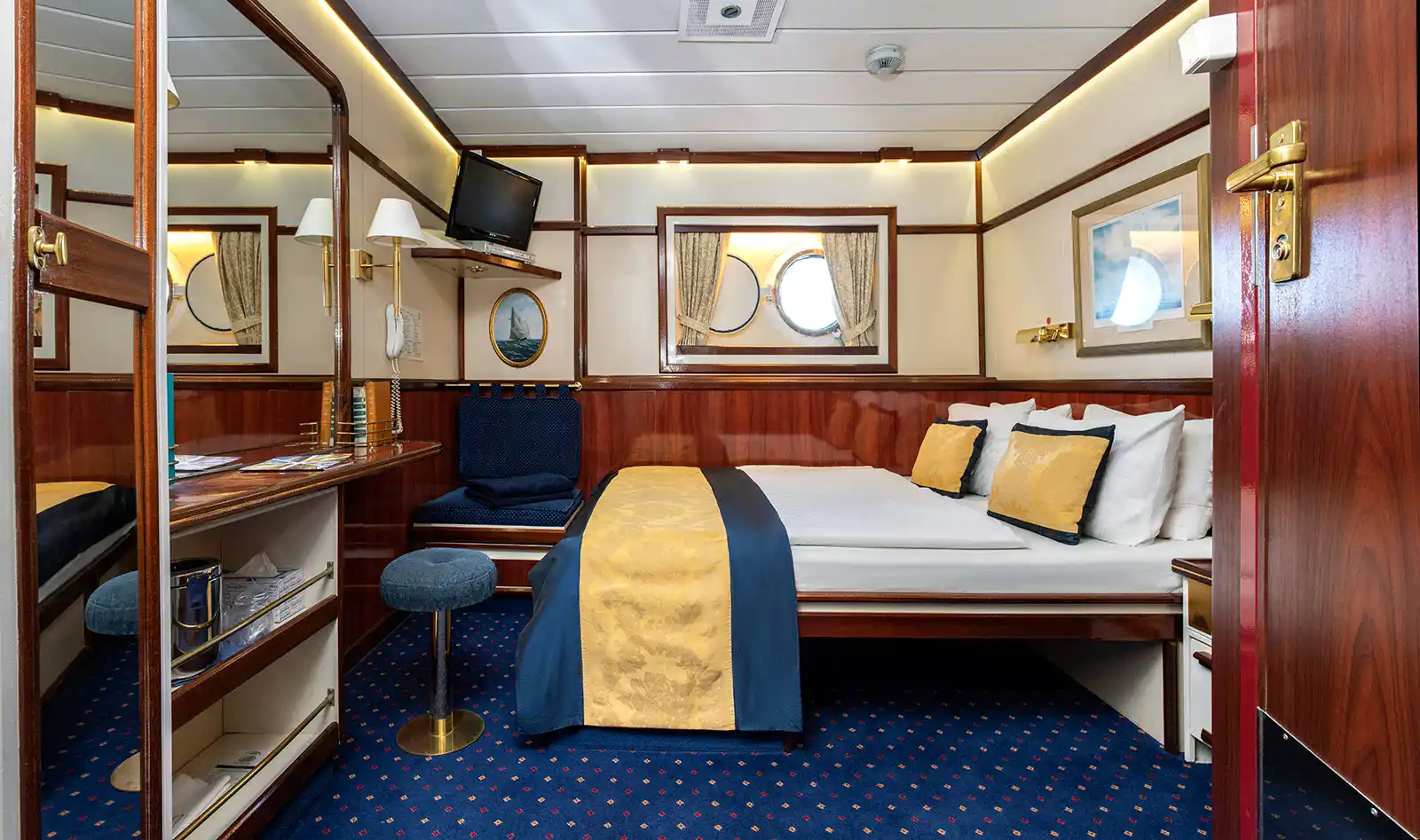 Category 3 Outside cabin - Commodore Deck