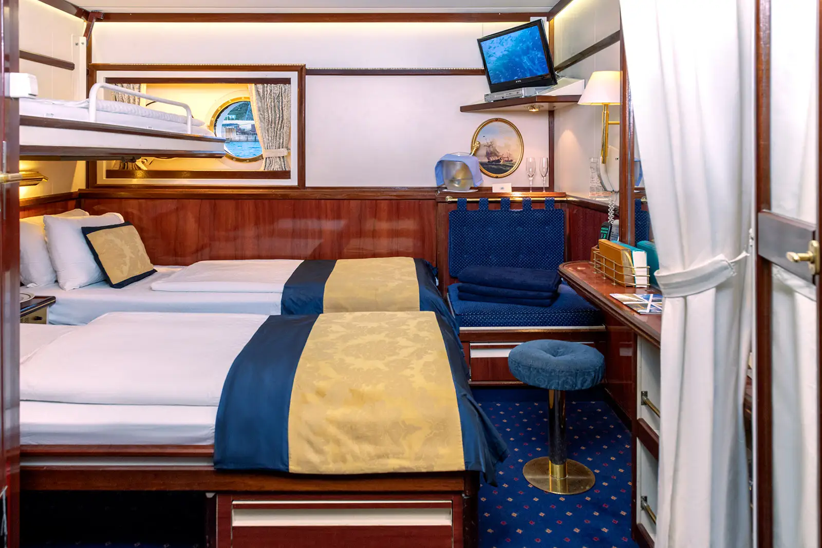 Category 4 Outside cabin – Commodore Deck