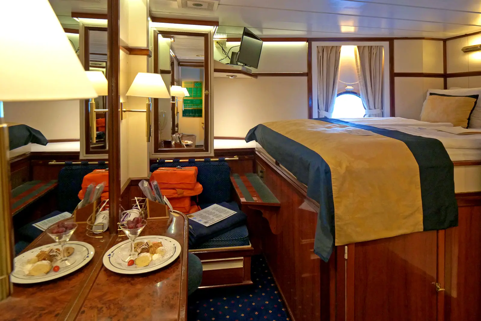 Category 5 Outside cabin - Commodore Deck