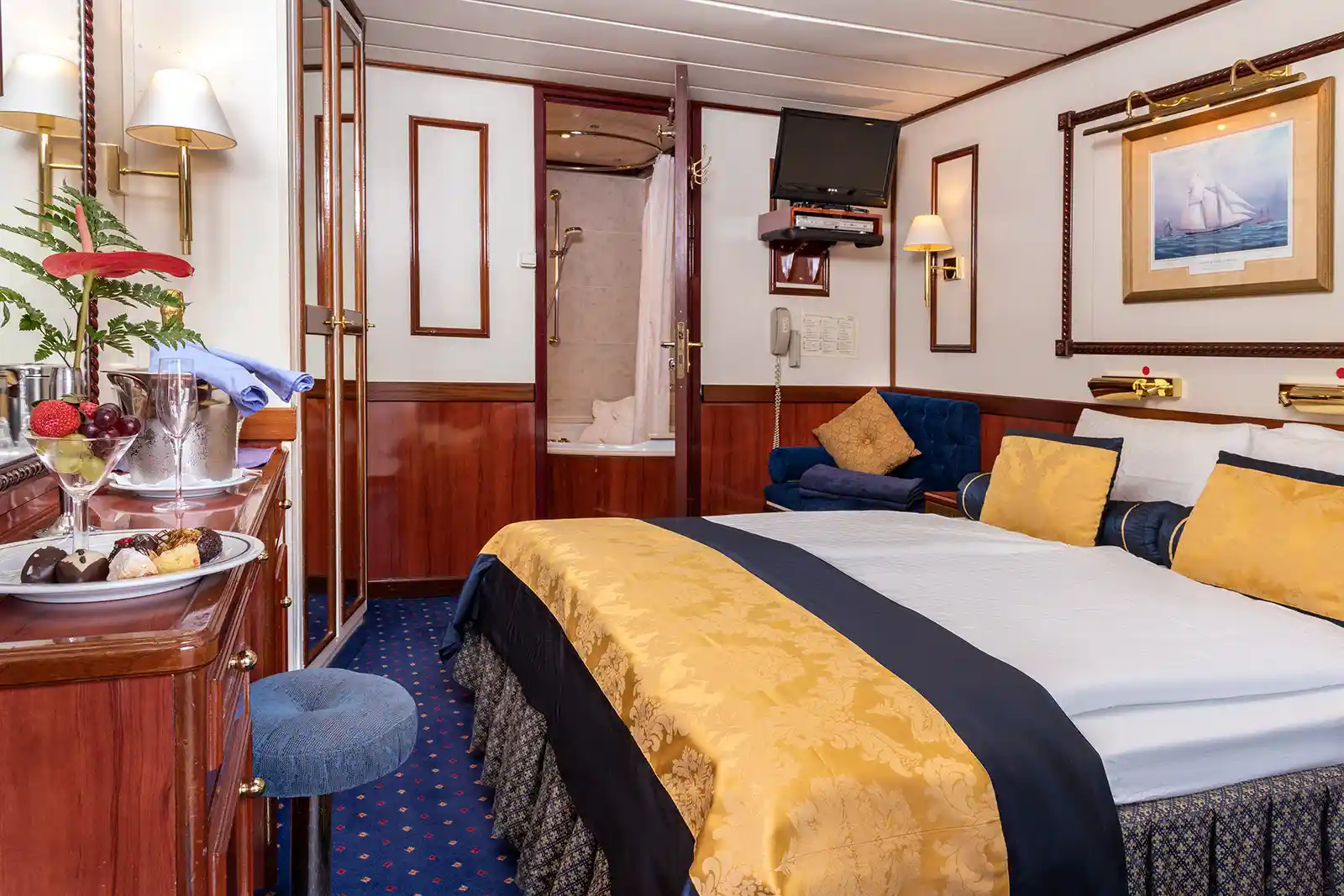 Main Deck Category 1 - Deluxe deck cabin