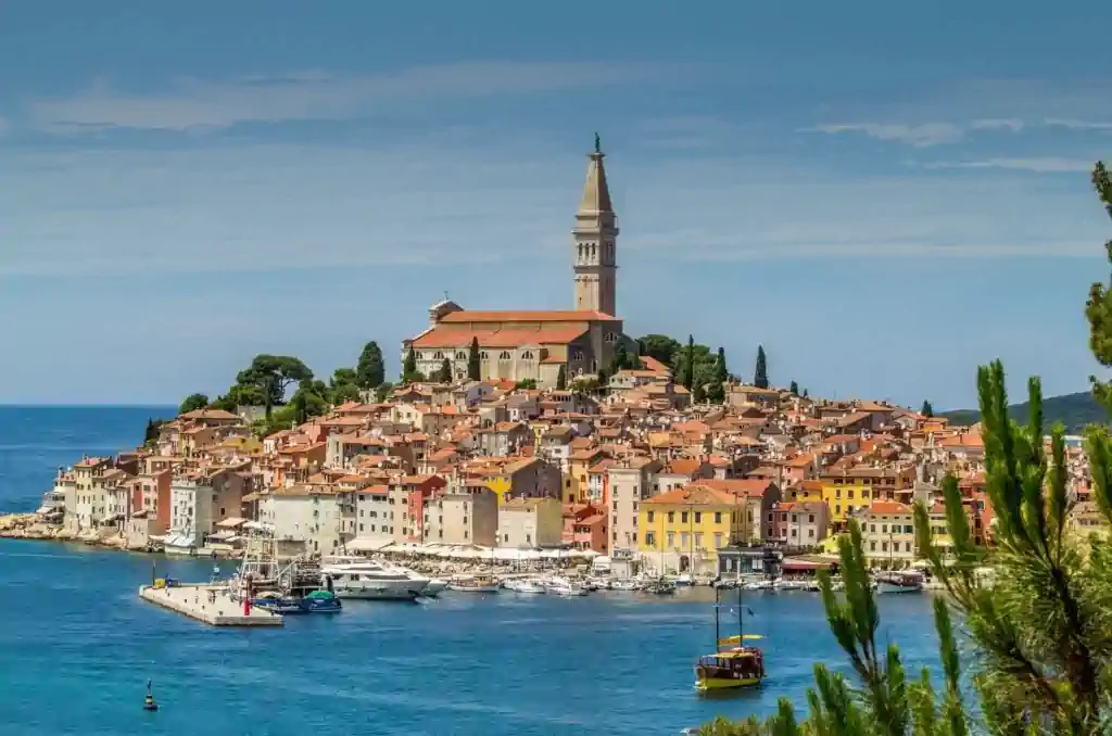 cydonia-rovinj-4300772_1920-1024x683 Croatia The Dalmatian Coast combines sheltered waters, beautifully preserved island towns, excellent food ashore and well-organised marinas — ideal for a first charter.