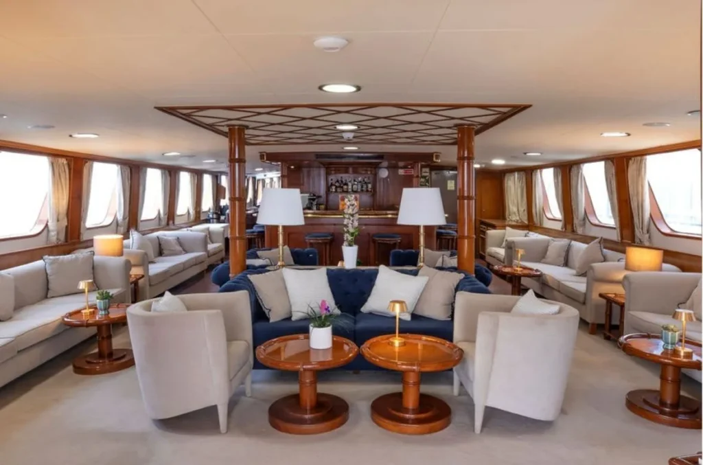 Lounge and bar on M/Y Callisto