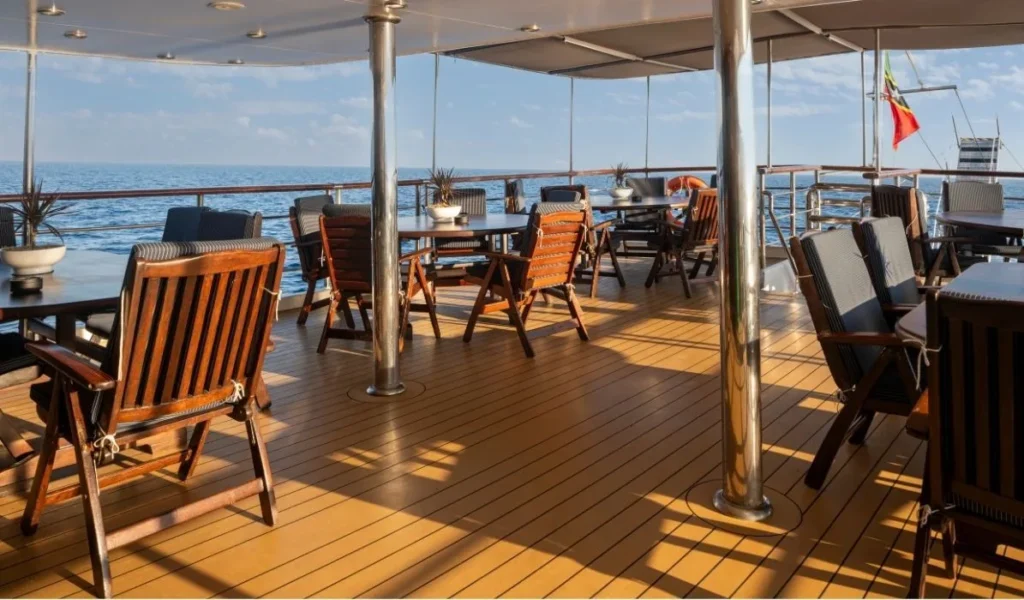 Outdoor dining on M/Y Callisto