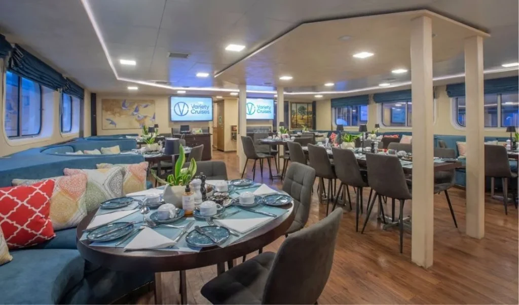 Dining room on M/Y Harmony V