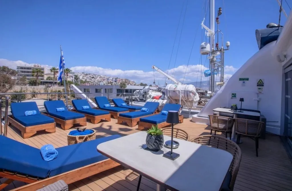 Outdoor bar on M/Y Harmony V