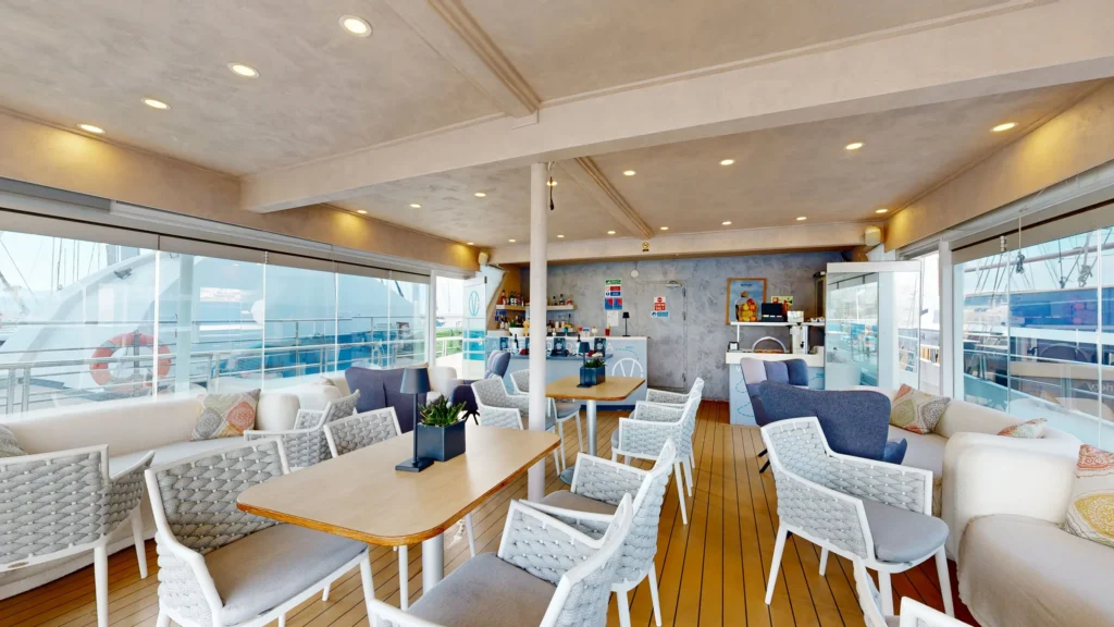 Outdoor dining on M/Y Harmony V